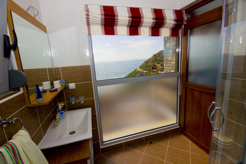 Karadağ, Dobra Voda’daki evde deniz manzaralı banyo: modern kaplama, lavabo ve duş kabini.