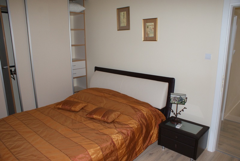 Gemütliches Schlafzimmer mit Doppelbett und Einbauschrank in einem Haus zum Verkauf, Bigovo, Montenegro.