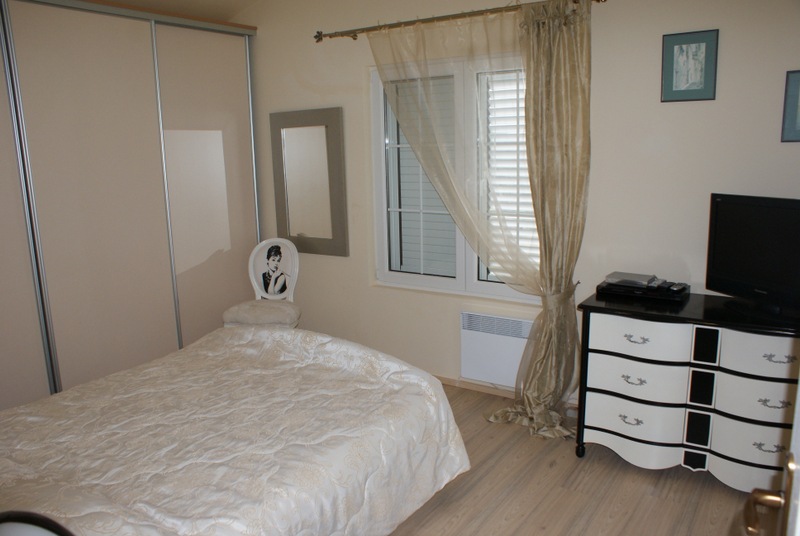 Gemütliches Schlafzimmer mit Doppelbett und Einbauschrank in einem Haus zum Verkauf in Bigovo, Montenegro.