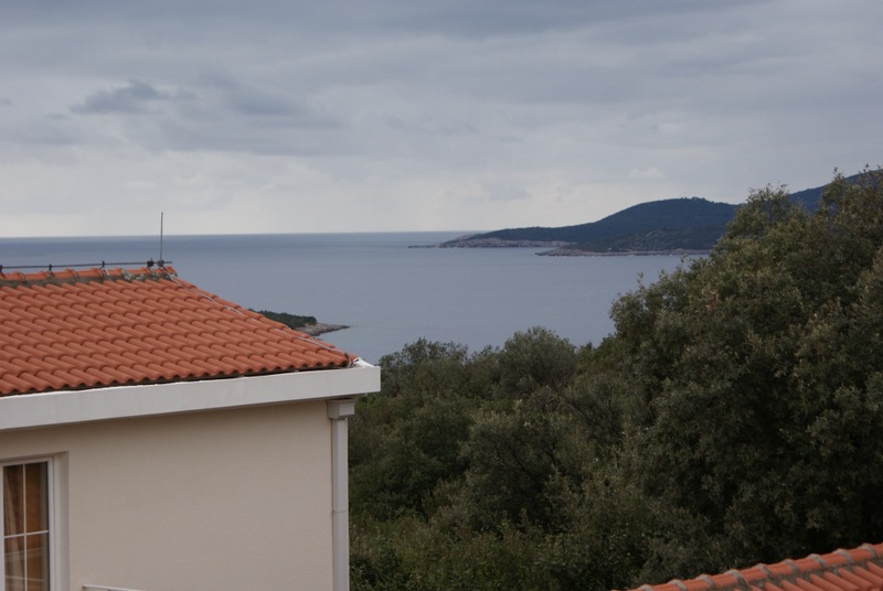 Panoramablick auf das Meer und die Berge vom Haus in Bigovo, Montenegro: Ziegeldach, Grün und Meereslandschaft.