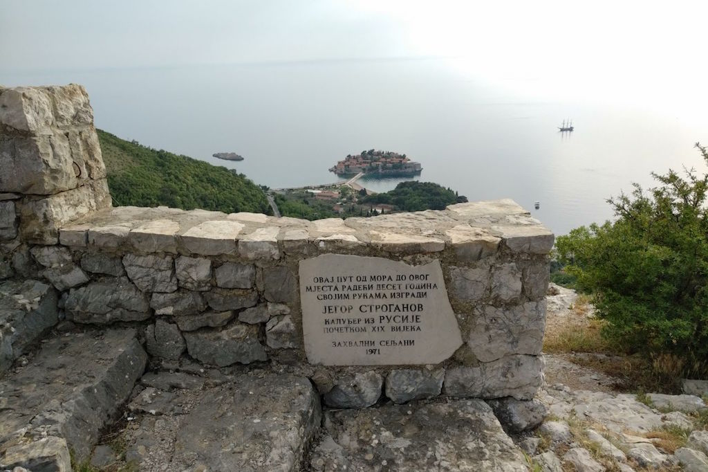Panoramski pogled na ostrvo Sveti Stefan i Jadransko more sa istorijske kamene vidikovca, Crna Gora.