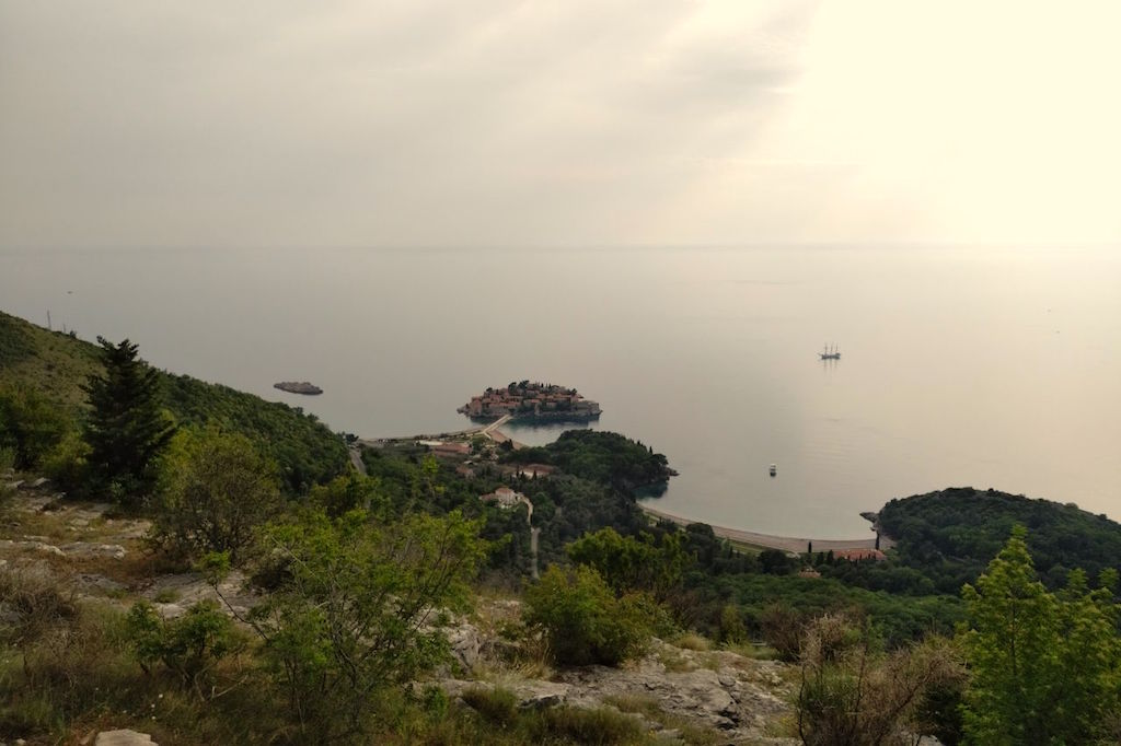 Panoramski pogled na ostrvo Sveti Stefan i Jadransko more sa zemljišta u Crnoj Gori.