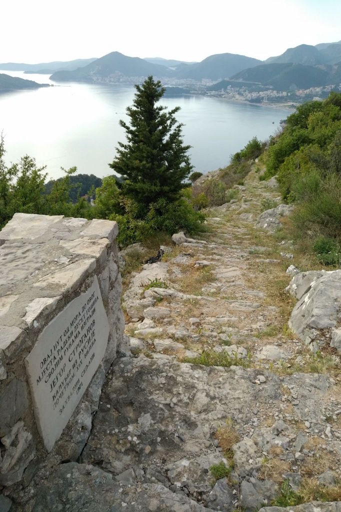 Pogled na more i planine sa istorijske kamene staze u Svetom Stefanu, Crna Gora, pored parcele br. 1209.