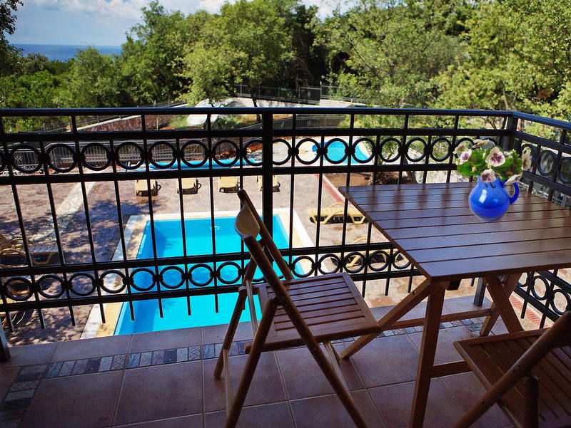 Ahşap mobilyalı ve havuz manzaralı balkon, Kırımovitsa, Karadağ.
