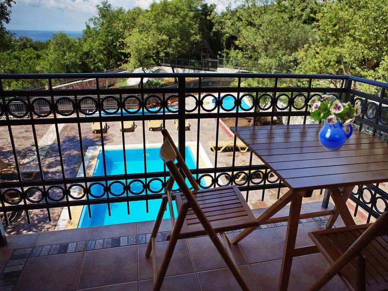 Ahşap mobilyalı ve havuz manzaralı balkon, Kırımovitsa, Karadağ.