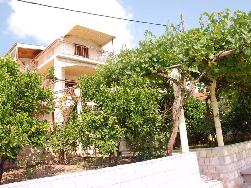 Maison à deux étages avec terrasses et jardin avec vignoble à Igalo, Monténégro : vue sur la façade et les extérieurs.