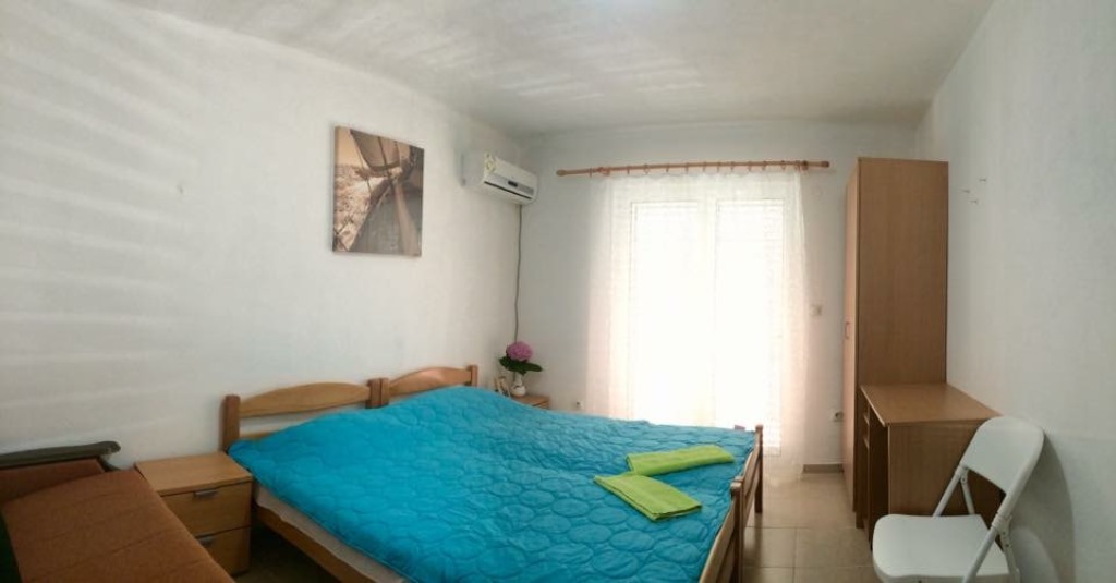 Spavaća soba u mini-hotelu Meline, Bokokotorski zaliv, Crna Gora: bračni krevet, ormar, klima-uređaj i balkon.