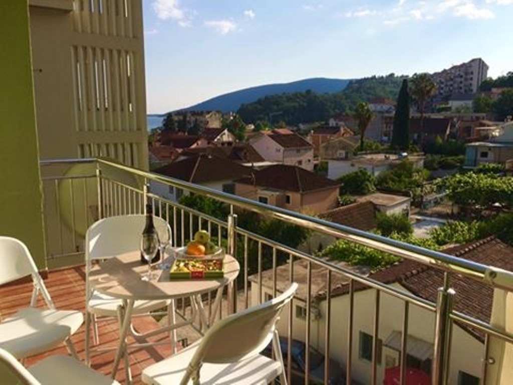 Balkon sa nameštajem i pogledom na more i planine u mini-hotelu Meline, Bokokotorski zaliv, Crna Gora.
