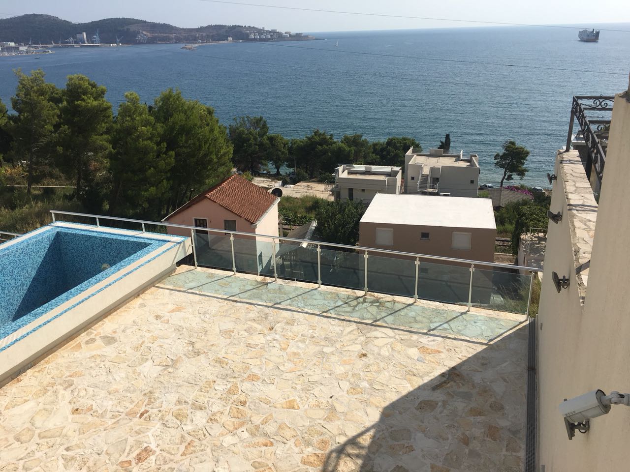 Terrasse mit Pool und Panoramablick auf das Meer in einem Haus in Šušanj, Barer Riviera, Montenegro.