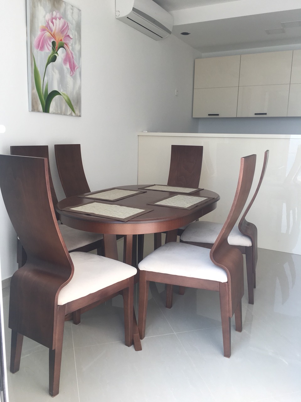 Essbereich im Wohnzimmer eines Hauses in Šušanj, Bar Riviera, Montenegro: Holztisch, Stühle und helle Küche.