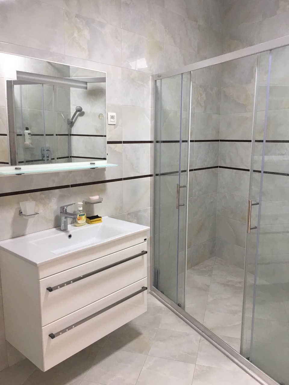Modernes Badezimmer mit Duschkabine und heller Fliese im Haus an der Bar Riviera, Montenegro.