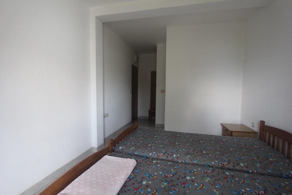 Schlafzimmer mit zwei Einzelbetten in einem Mini-Hotel, Baošići, Montenegro: helle Einrichtung und Holzmöbel.