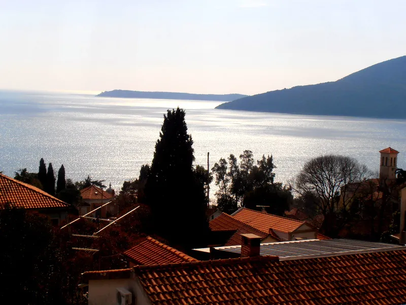Panoramski pogled na Jadransko more i krovove od crepova kuća u Herceg Novom, Crna Gora, pogled iz prozora stana.