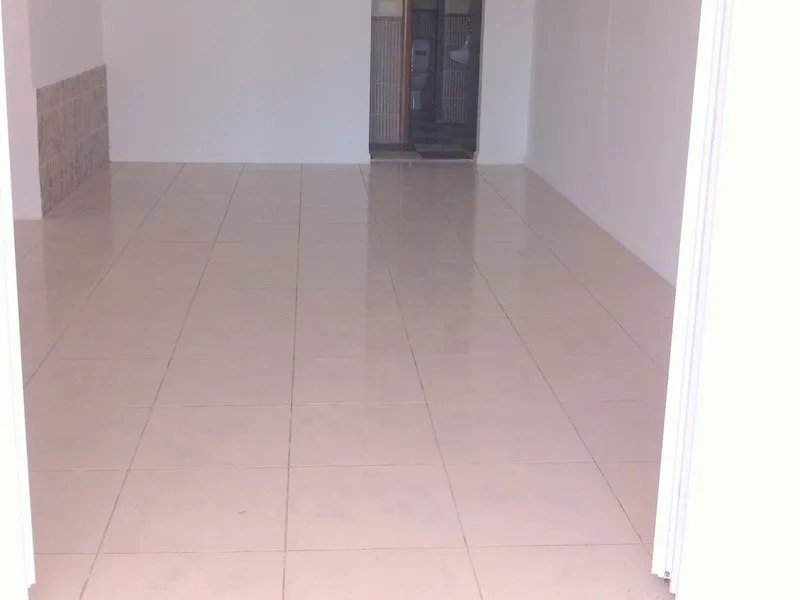 Helles Wohnzimmer mit Fliesenboden und Badezimmer in einer zum Verkauf stehenden Wohnung, Herceg Novi, Montenegro.