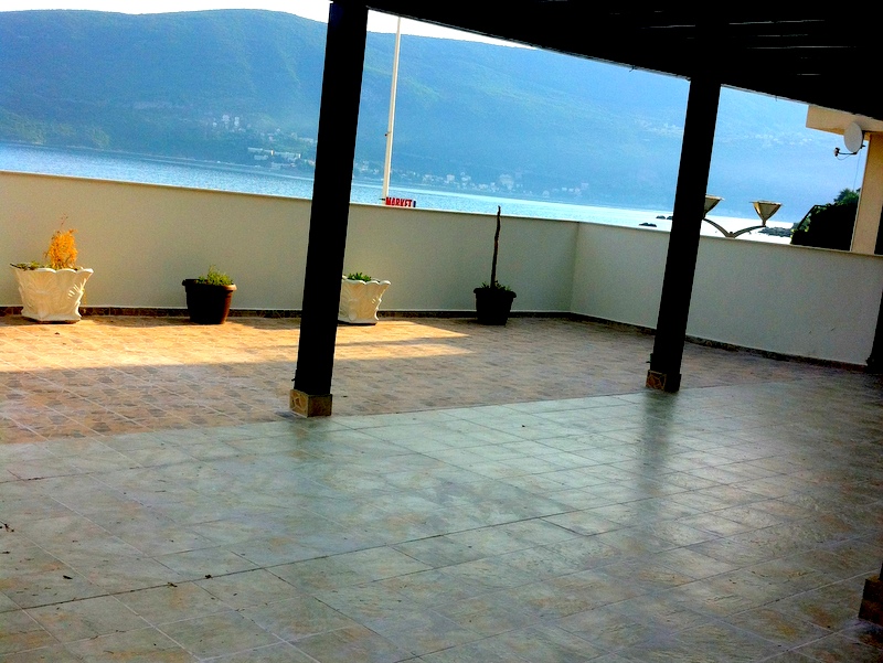 Geräumige Terrasse mit Meerblick in einer Wohnung, Herceg Novi, Montenegro: Fliesenboden und Zierpflanzen.