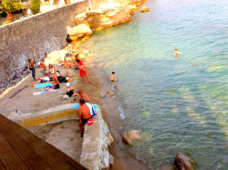 Blick auf den privaten Kiesstrand am Meer in Herceg Novi, Montenegro, von der Terrasse des Apartments Nr. 1135.