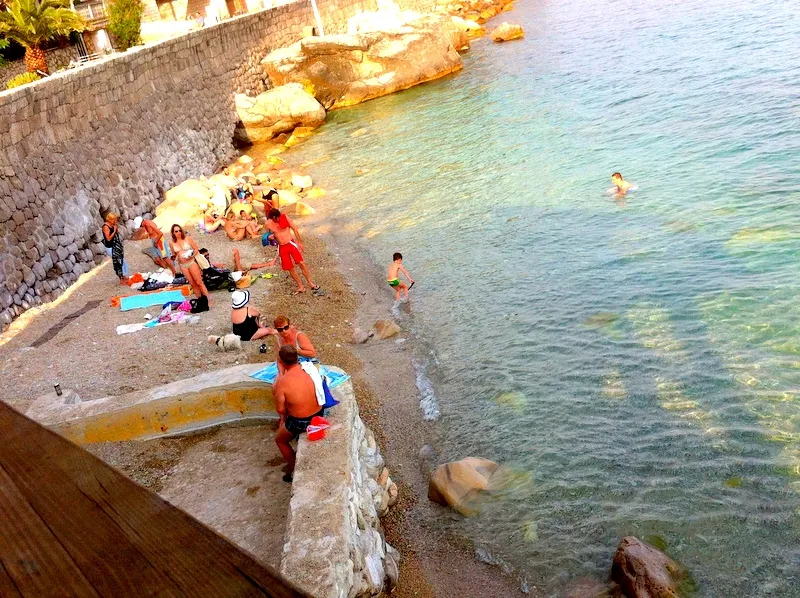 Blick auf den privaten Kiesstrand am Meer in Herceg Novi, Montenegro, von der Terrasse des Apartments Nr. 1135.