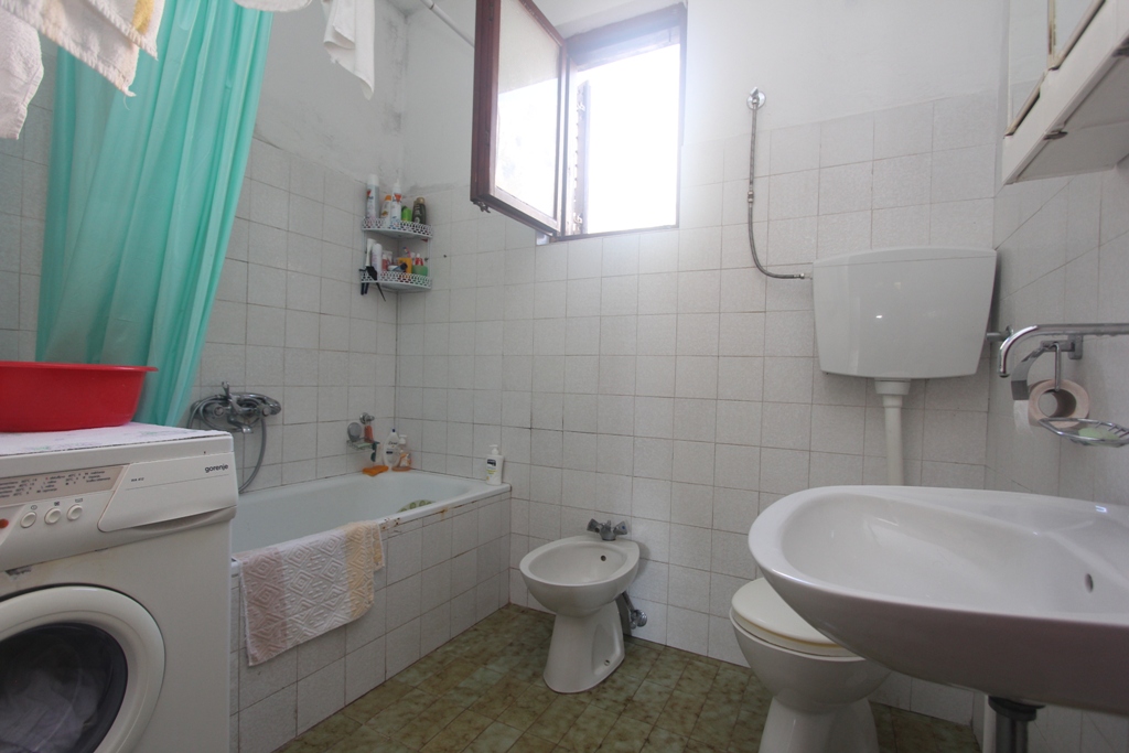Łazienka w domu w Orahovcu, Czarnogóra: płytki, wanna, bidet, umywalka i pralka Gorenje.