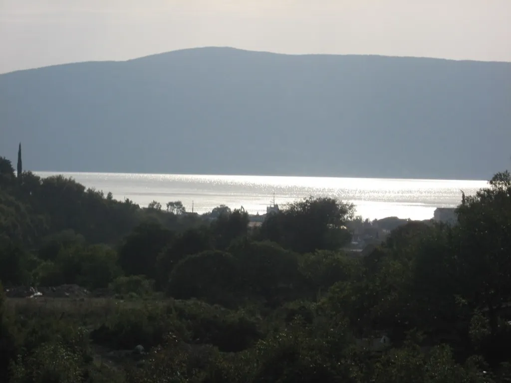 Panoramski pogled na more i planine sa zemljišta u Herceg Novom, Crna Gora. Slikovit pejzaž sa zelenilom.