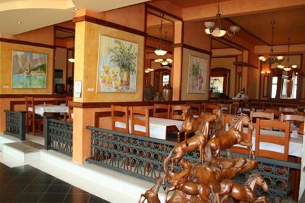 Enterijer restorana hotela u Stolivu, Crna Gora: drveni nameštaj, kovane ograde i dekor u klasičnom stilu.