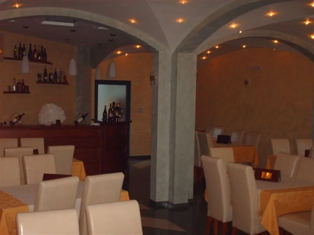 Innenraum des Restaurants eines Mini-Hotels in Bijela, Montenegro: Gewölbedecken, Bartheke, Esstische und helle Möbel.