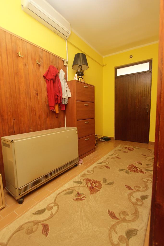 Flur in einem Haus in Herceg Novi, Montenegro: Holzverkleidung an den Wänden, Kommode, Heizung und Klimaanlage.
