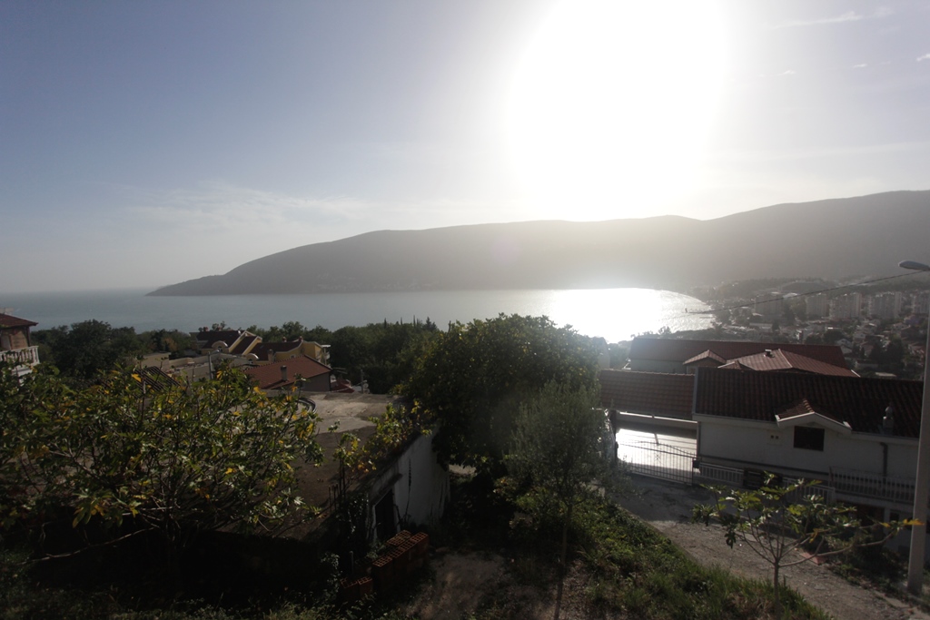 Panoramablick auf das Meer und die Berge vom Haus in Herceg Novi, Montenegro: private Bebauung und Küstenlandschaft der Bucht.