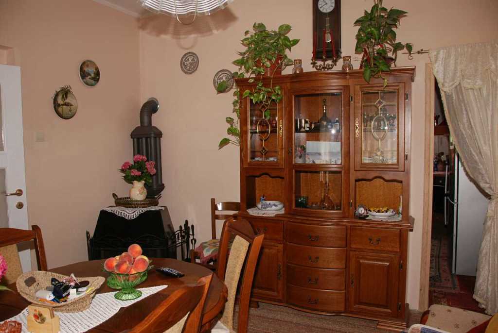 Gemütliches Wohnzimmer mit Holzmöbeln und Kamin in einem Haus zum Verkauf, Kamenari, Montenegro.