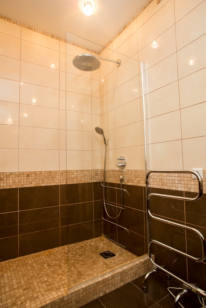Moderne Duschkabine mit Regendusche im Badezimmer eines Hauses in Orahovac, Bucht von Kotor, Montenegro.