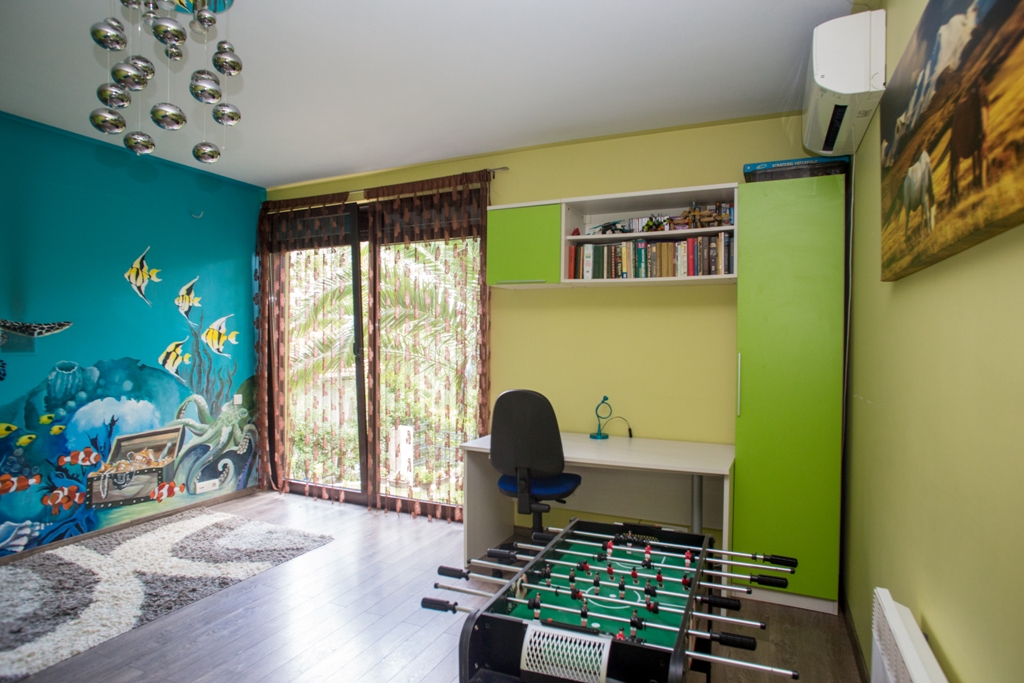 Kinderzimmer mit thematischer Dekoration, Schreibtisch und Tischfußball in einem Haus in Orahovac, Montenegro.