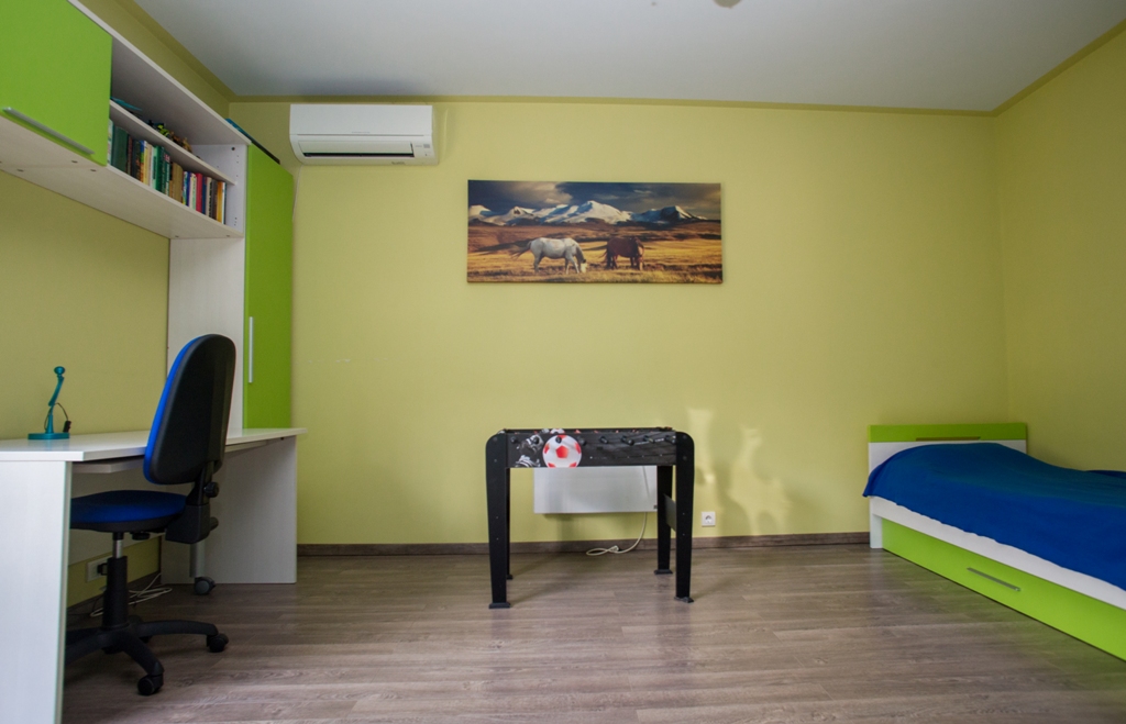 Kinderzimmer in einem Haus in Orahovac, Montenegro: Bett, Schreibtisch, Tischfußball und Klimaanlage.