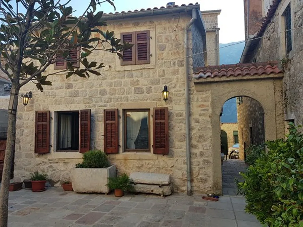 Karadağ, Prčanj şehrinde ahşap panjurlu Akdeniz tarzı taş villanın cephesi.