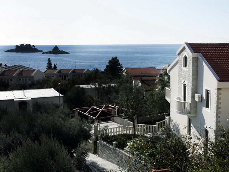 Karadağ, Petrovac’ta villa: taş kaplamalı, teraslı ve deniz ile adalara panoramik manzaralı ev görünümü.