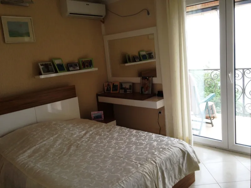 Schlafzimmer im Haus, Dobri Vody, Montenegro: Doppelbett, Schminktisch, Ausgang zum Balkon mit Meerblick.