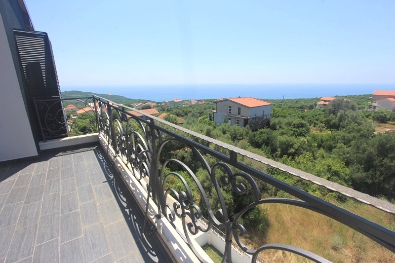 Balkon sa kovanom ogradom i panoramskim pogledom na more u kući, naselje Krimovica, Crna Gora.