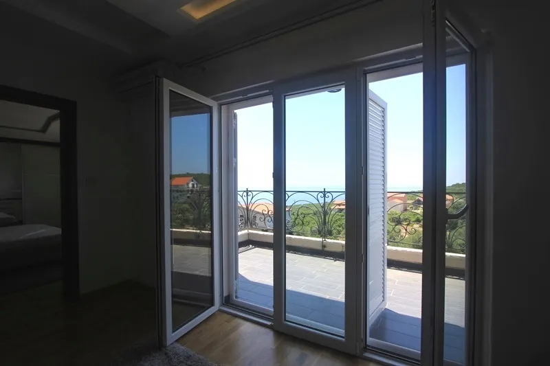 Teras çıkışı ve deniz panoramik manzaralı oturma odası, Kırımovitsa, Karadağ.