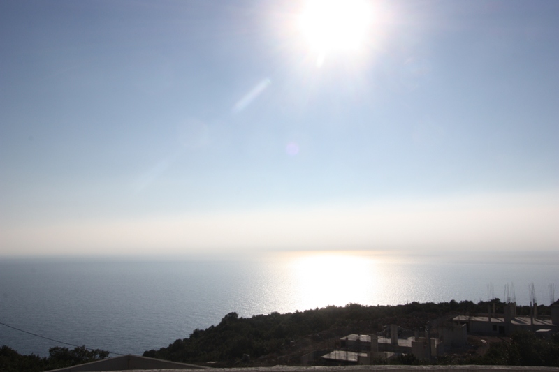 Karadağ, Krimovica köyündeki arsa üzerinden Adriyatik Denizi'nin panoramik manzarası.