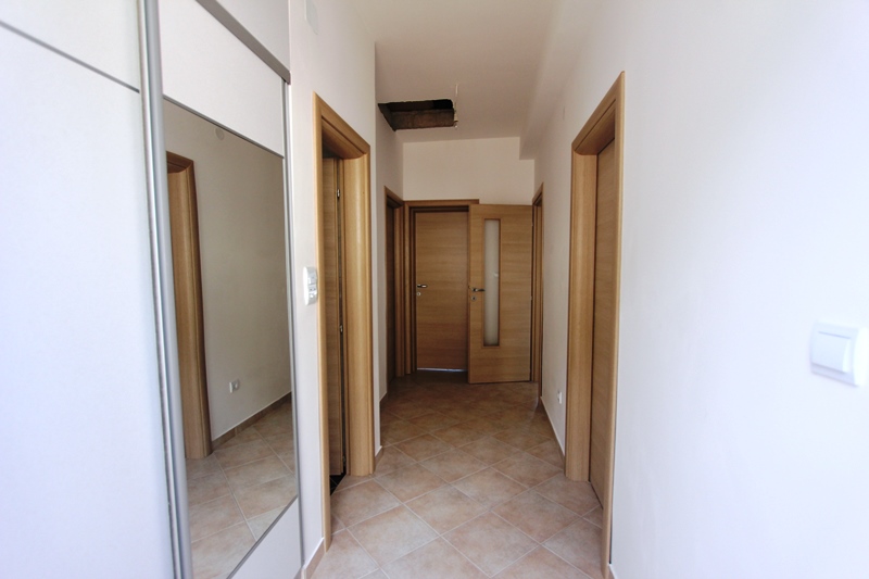 Heller Flur mit Spiegelschrank und Innentüren in einem Haus zum Verkauf, Baošići, Montenegro.