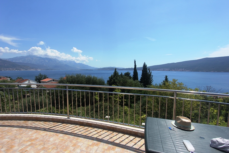 Balkon mit Panoramablick auf das Meer und die Berge in einem Haus, Baošići, Montenegro: Fliesenboden, Metallgeländer und Tisch.