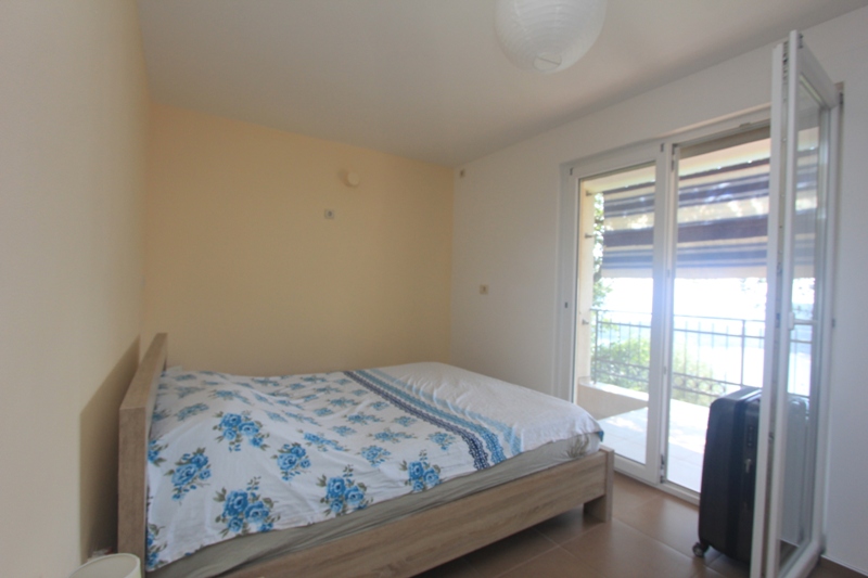 Helles Schlafzimmer mit Doppelbett und Zugang zum Balkon in einem Haus, Seoce, Montenegro.