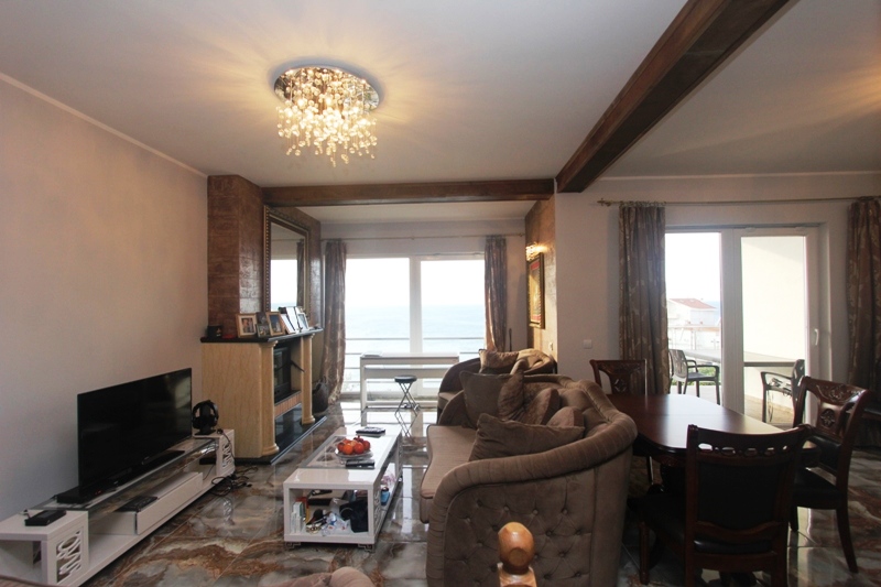 Wohnzimmer mit Kamin und Meerblick im Haus, Utjeha, Montenegro: Polstermöbel, Essbereich und Panoramafenster.