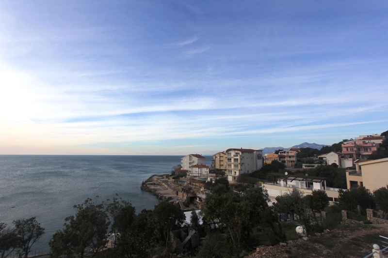 Panoramablick auf das Meer und die Küste der Stadt Utjeha, Montenegro, von der Terrasse eines Privathauses inmitten von Grün.