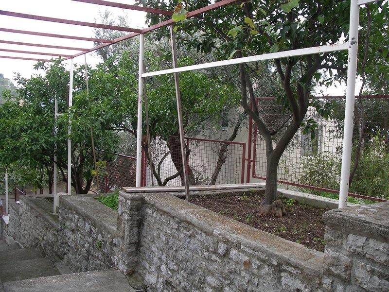Gemütlicher Garten mit Steinterrassen und Obstbäumen am Haus in Petrovac, Montenegro.