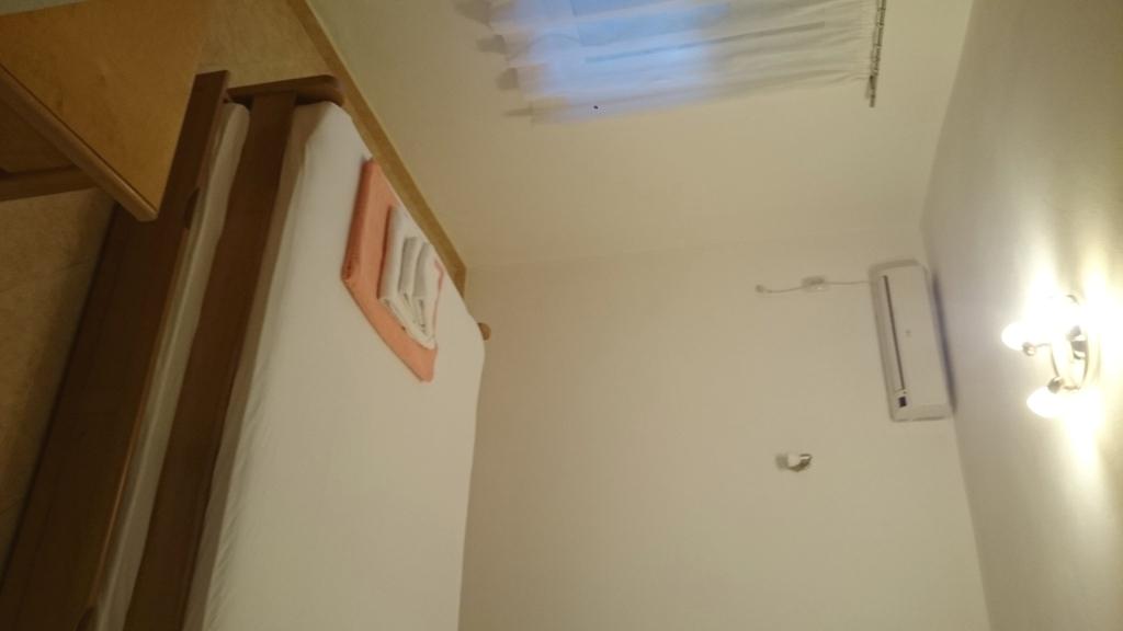 Gemütliches Schlafzimmer mit Doppelbett und Klimaanlage im Haus, Stadt Šušanj, Montenegro.