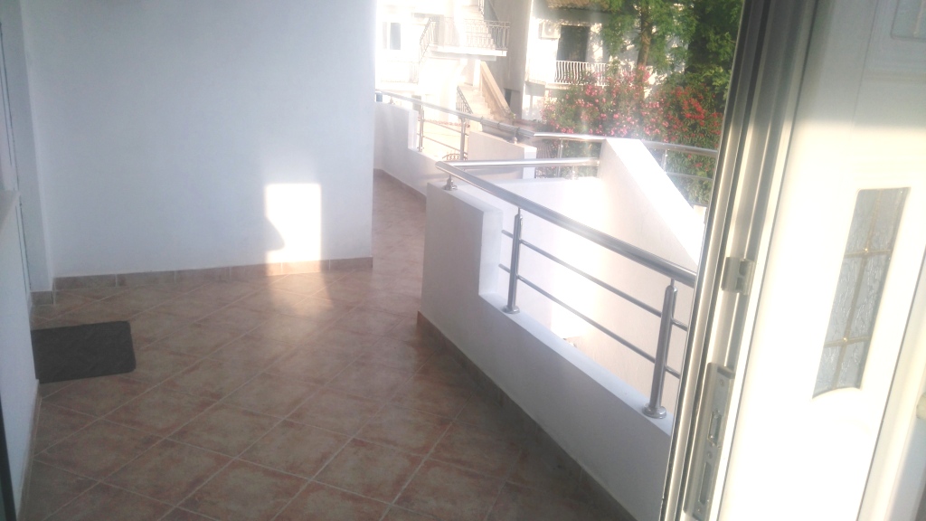 Geräumige offene Terrasse mit Fliesenboden und Metallgeländer in einem Haus, Stadt Shushan, Montenegro.