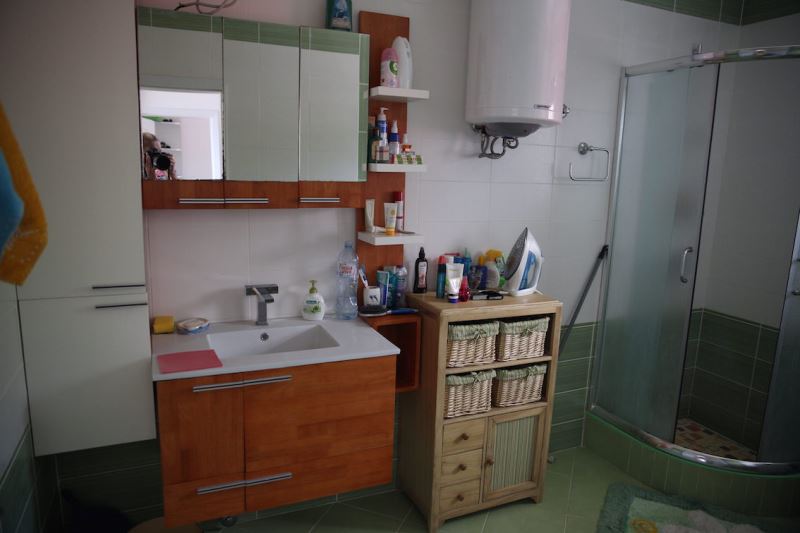 Badezimmer mit Duschkabine und Holzmöbeln im Haus, Dobri Vody, Montenegro.