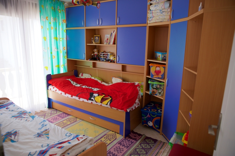 Kinderzimmer mit blauen Möbeln und zwei Betten in einem Haus zum Verkauf in Dobri Vody, Montenegro.