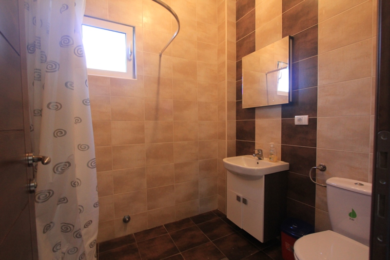 Badezimmer mit Duschkabine und moderner Fliesenverkleidung in einer Villa in Lepetani, Montenegro.