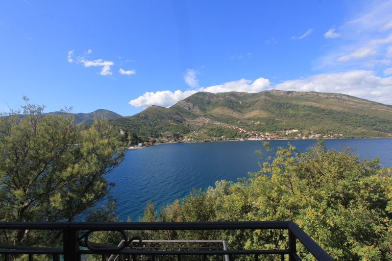 Panoramablick auf Meer und Berge vom Balkon der Villa in Lepetane, Montenegro: malerische Landschaft von der Terrasse des Objekts Nr. 919.