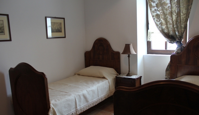 Schlafzimmer mit zwei деревянными Betten im klassischen Stil in einem Haus, Stadt Strp, Montenegro.
